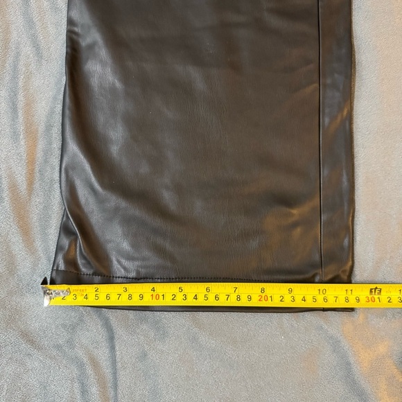 Zara Faux Leather Straight Leg Cargo Pants

#1201 - Picture 7 of 14